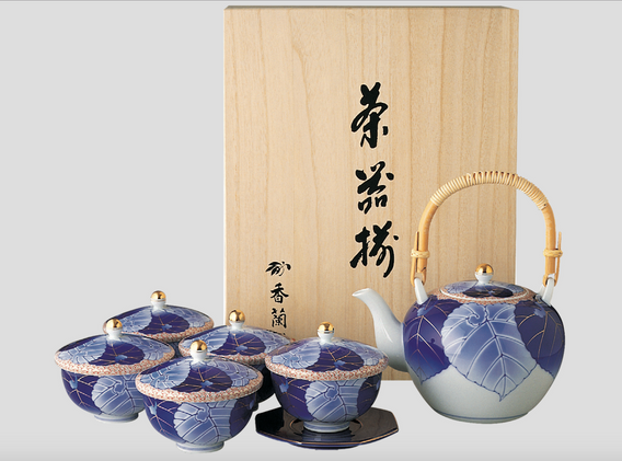 Explore Begonia Collection to find the made in arita Begonia Dinnerware Set at Koransha US